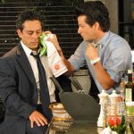 Após apanhar em briga, Baltazar recebe os cuidados de Crô em "Fina Estampa" 12 815571