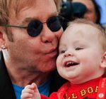 Elton John dá ajuda financeira para criança que não pôde adotar 13 89907
