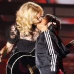 Madonna se envolve em mais um beijo lésbico durante show em Paris 13 f81i93d663e1i2644hb madonna hard kiss