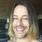 theo becker beijo gay