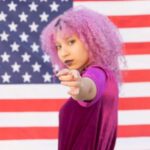 "Ariana Grande se posiciona contra novas ordens executivas de Trump e reforça apoio à comunidade trans: o que isso significa para os direitos LGBTQ+?"