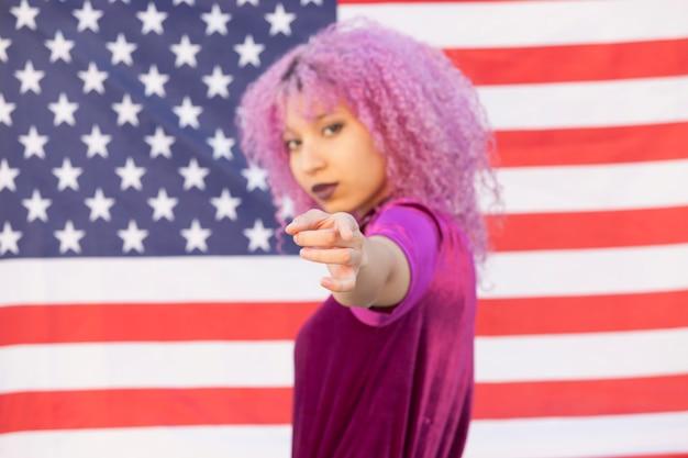 "Ariana Grande se posiciona contra novas ordens executivas de Trump e reforça apoio à comunidade trans: o que isso significa para os direitos LGBTQ+?"