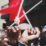 "Como o aumento de casos de mpox em Uganda revela desafios de saúde e direitos humanos para a comunidade LGBTQ+"