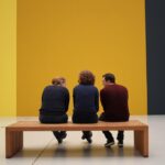 "Exposição 'A Room of One’s Own' em Cambridge: Como a Arte Têxtil de Mark Mann Reinterpreta a História Queer e o Espaço Seguro"