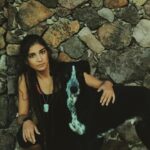 "Como a Artista Pop Tanya Shanker Revive a Nostalgia dos Anos 2000 em Seu Novo EP 'Cyberfantasy'?"