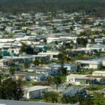 "Comitê de Habitação em Guernsey: Aprovado para Enfrentar Crise de Moradia e Desafios Burocráticos"