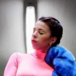 "Quarenta Anos de 'Material Girl': Como a Canção de Madonna Reflete o Consumismo e Desafia Estereótipos de Gênero na Cultura Pop"