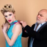 "Alan Cumming Reflete Sobre sua Vitória nos Emmys e o Legado de RuPaul em um Cenário de Mudanças na Televisão"