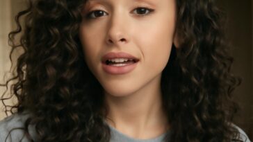 Cantora mostra textura natural do cabelo e celebra autenticidade em momento único