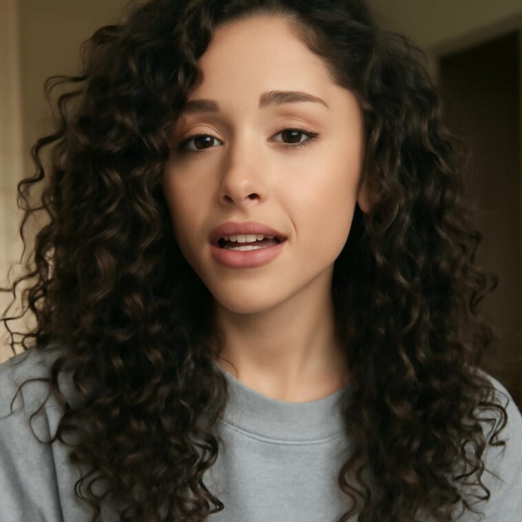 Cantora mostra textura natural do cabelo e celebra autenticidade em momento único