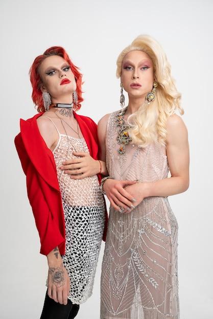 Divas da TV apostam em alfaiataria e couro em evento fashion que celebrou estilo e autenticidade