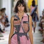 Cantora sul-africana brilha em Paris com look ousado que celebra a moda queer e a liberdade de expressão