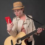 Novo single da artista traz uma viagem afetiva às raízes brasileiras com uma vibe leve e autêntica