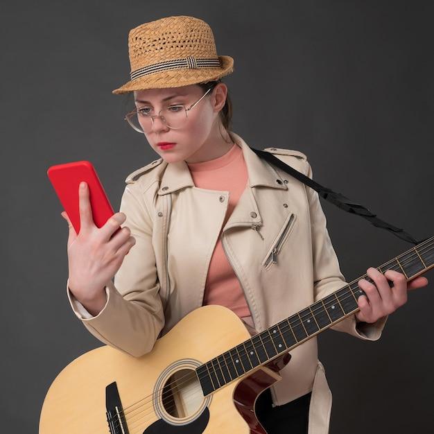 Novo single da artista traz uma viagem afetiva às raízes brasileiras com uma vibe leve e autêntica