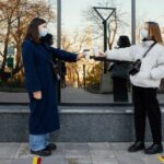 Cantora luta contra fãs invasivos e expõe assédio durante passeio noturno