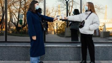 Cantora luta contra fãs invasivos e expõe assédio durante passeio noturno