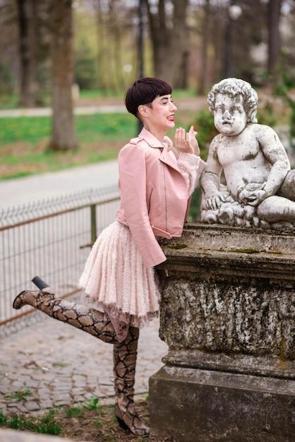 Filha da rainha do pop encanta Paris com looks provocantes e autênticos