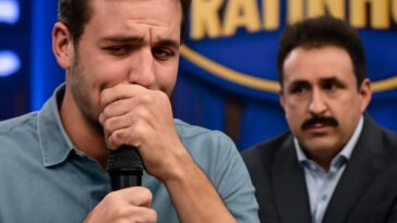 Jornalista relata ataques homofóbicos e constrangimentos nos bastidores da atração do SBT