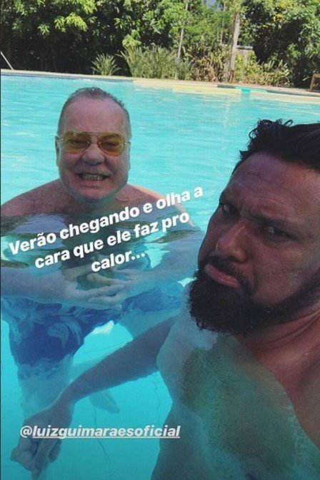 路易斯·费尔南多·吉马良斯和丈夫在泳池里