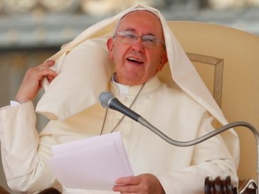 Paus Franciscus zegt dat homoseksualiteit in de mode is