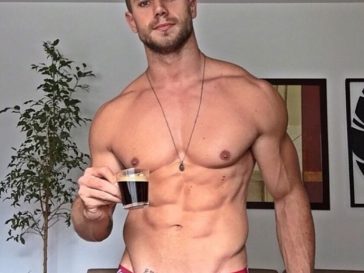 Hombres guapos tomando café