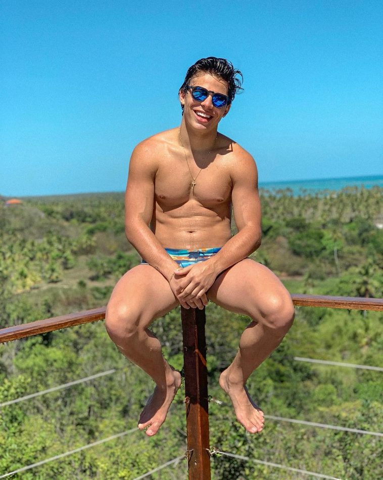 Thomaz Costa pubblica una foto a torso nudo