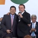 Bolsonaro gravata rosa