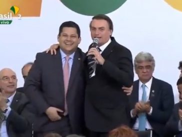 Bolsonaro gravata rosa