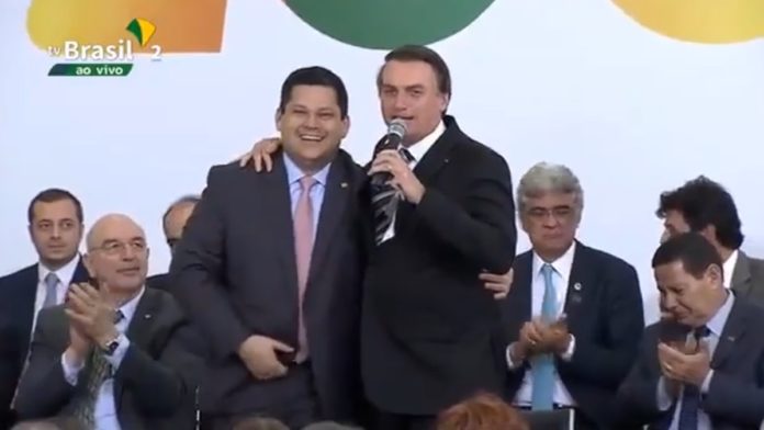 Cravate rose Bolsonaro
