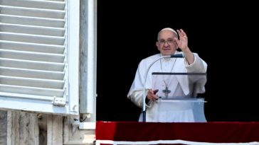 1 papa francisco chama pessoas que criticam bencao casal homossexual hipocritas 25400235