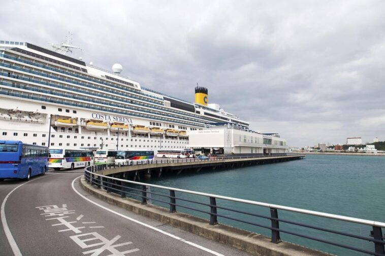 "Rivalidade em Ascensão: Como a Competição entre Ariana Grande e Selena Gomez Está Transformando a Temporada de Premiações de 2024" 1 181919 1734174891 original