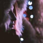"Ariana Grande Celebra 10 Anos de 'Santa Tell Me': O Que a Nostalgia Revela Sobre o Impacto da Canção no Natal?"