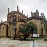 "Ariana Grande: Como a Cantora Está Transformando o Natal de Crianças em Manchester Sete Anos Após a Tragédia"