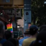 "Análise revela milhões de dólares em fundos federais dos EUA destinados a apoiar refugiados e migrantes LGBT em diversos países"