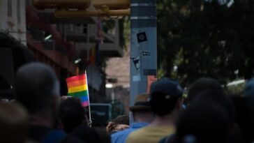 "Análise revela milhões de dólares em fundos federais dos EUA destinados a apoiar refugiados e migrantes LGBT em diversos países"