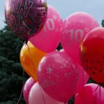 "Ariana Grande Comemora 10 Anos de 'Santa Tell Me' com Nova Performance: O Que Isso Revela Sobre Sua Carreira e Legado?"