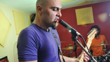 "Plebe Rude no Teatro Nacional: Como a Banda Brasiliense Reafirma Seu Legado no Rock Nacional"