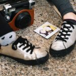"Como Celebridades Estão Transformando Tênis em Ícones de Estilo em 2024: Uma Análise das Tendências de Moda"