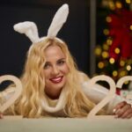 "Ariana Grande e o Impacto Duradouro de 'Santa Tell Me': Como a Canção se Tornou um Clássico Moderno Após 10 Anos"