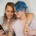 "Como Influenciadoras Lésbicas Estão Transformando o Natal nas Redes Sociais: Uma Análise das Novas Tradições e Mensagens de Amor"