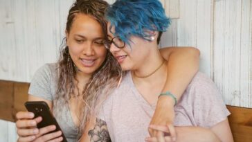 "Como Influenciadoras Lésbicas Estão Transformando o Natal nas Redes Sociais: Uma Análise das Novas Tradições e Mensagens de Amor"