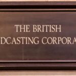 "Strictly Come Dancing: A Inaugural Participação de uma Drag Queen e seu Impacto na Inclusão na Televisão Britânica"