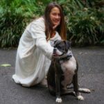 "Desaparecimento e Resgate: A História Emocionante de Anitta e Seu Cachorro Charlie Durante o Natal"