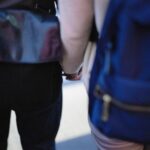 "Incidente Homofóbico em UCLA: Polícia Busca Suspeitos Após Agressão Verbal a Estudante"