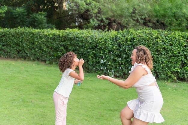 "Beyoncé e Blue Ivy: Como a Performance no NFL Christmas Gameday Transformou a Relação Mãe-Filha em um Fenômeno Cultural"