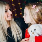 "Khloé Kardashian Revela Luta da Filha Contra Febre Alta Durante o Natal: O Que Isso Significa para a Saúde Infantil?"