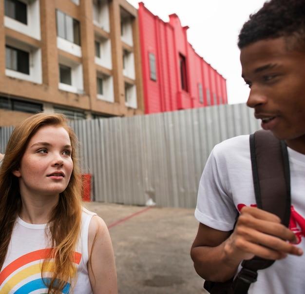"Drag University: Como uma Iniciativa em Houston Está Transformando Jovens Artistas em Vozes de Resistência para a Comunidade LGBTQ+"