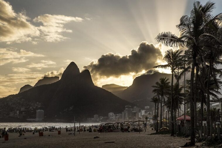 "Rio de Janeiro oficializa feriado de Nossa Senhora de Aparecida: o que isso significa para a diversidade cultural e religiosa do estado?"