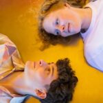 "Como um Momento Viral entre Timothée Chalamet e Elle Fanning Reforça a Importância do Apoio Emocional na Comunidade LGBTQ+"
