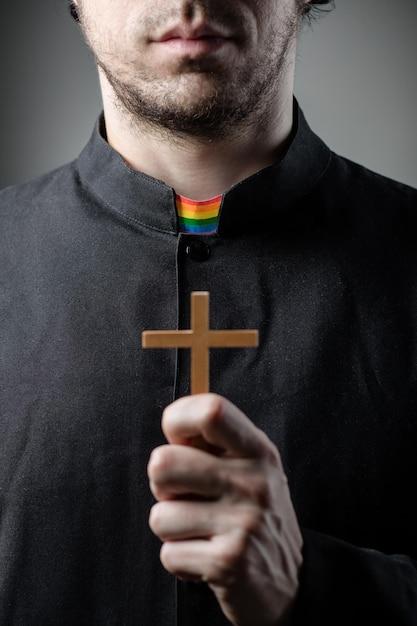 "Primeiro sacerdote gay da Igreja Episcopal Anglicana em Caxias do Sul: um marco para a inclusão religiosa"